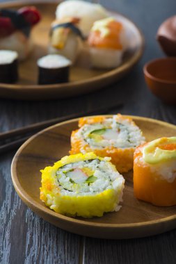 bir plaka üzerinde Sushi çeşitleri