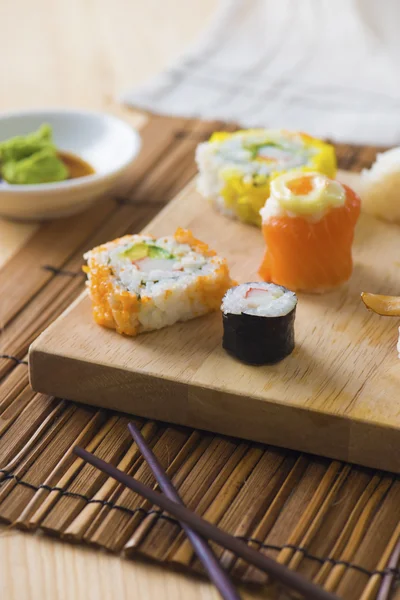 Sushi sortiment på en tallrik — Stockfoto