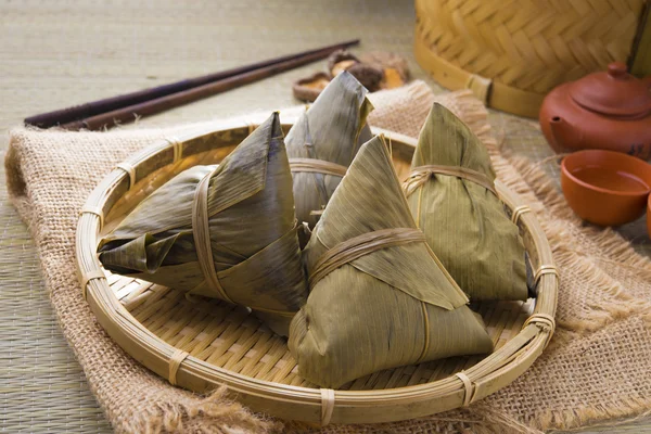 Rýžové knedlíky a čínský čaj na bambusové rohoži místo — Stock fotografie