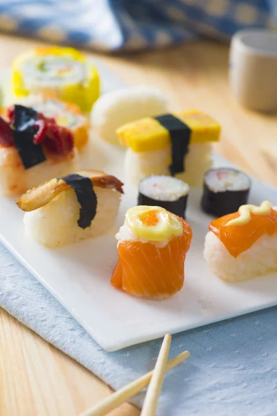 Bir plaka üzerinde Sushi çeşitleri — Stok fotoğraf