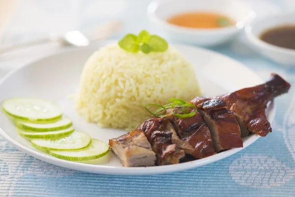 Pato assado, estilo chinês, servido com arroz cozido no vapor no jantar — Fotografia de Stock
