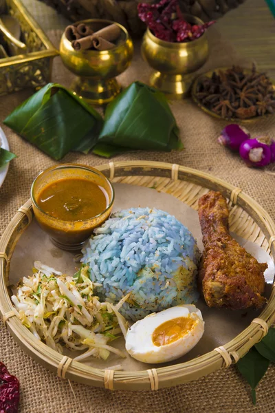 Nasi kerabu ist eine Art von nasi ulam — Stockfoto