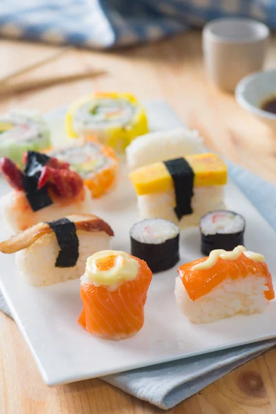 Verse sushi traditioneel japans eten — Stockfoto