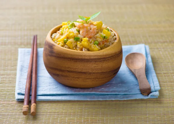 Китайский жареный рис, или nasi goreng популярной cusine в Азии — стоковое фото