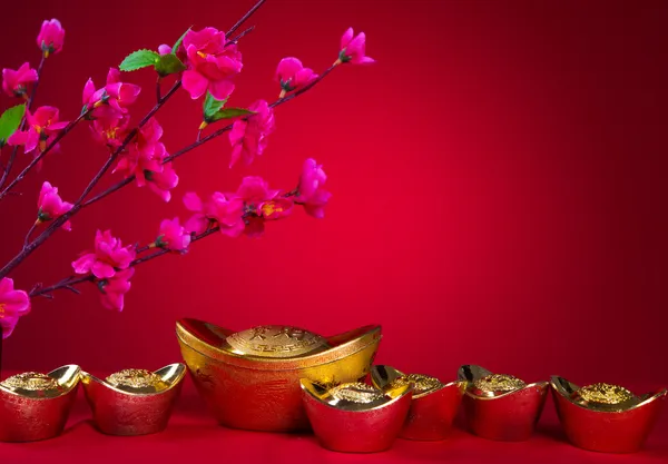 Цветок сливы и символ золотых слитков китайского новогоднего украшения — стоковое фото