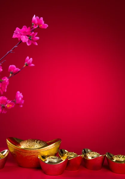 中国の新年装飾梅の花とゴールド地金シンボル — ストック写真