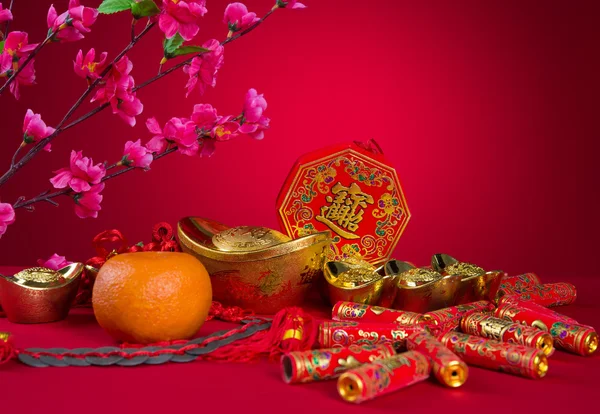 Kínai újév dekoráció szilva virág és arany veretlen szimbólum — Stock Fotó