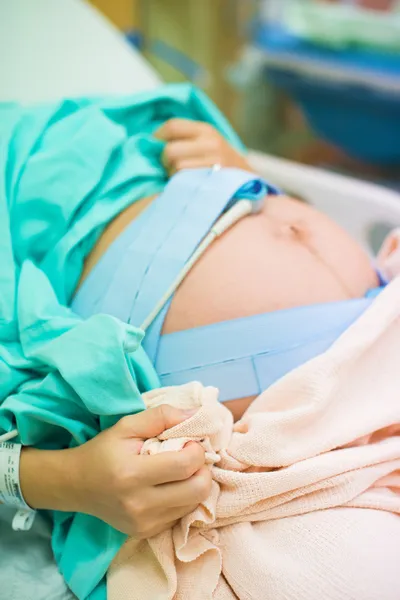 Pregnant female feeling the pain of contraction labor in hospita — Stock Photo, Image