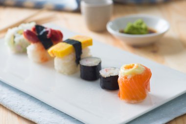 suşi ürün yelpazesine bir tabak üzerinde kapat