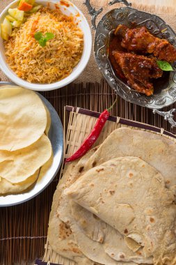 Çapati veya düz ekmek, buğday unu hamur yapılan Hint yemekleri.