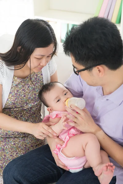 Föräldrar utfodring baby — Stockfoto