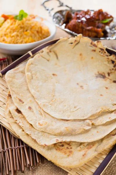 Çapati veya düz ekmek, buğday unu hamur yapılan Hint yemekleri. — Stok fotoğraf