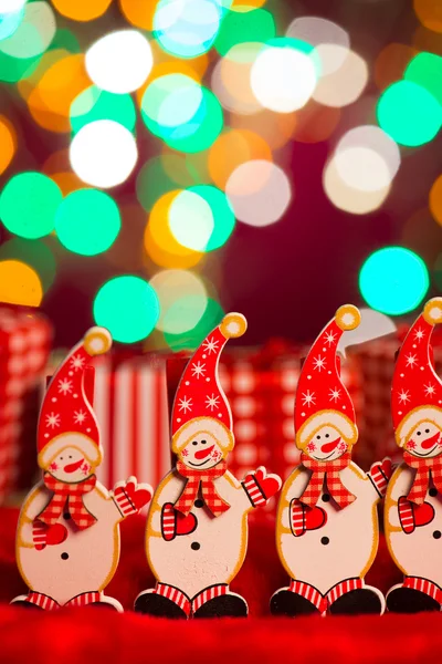 Pupazzo di neve giocattolo con regali di Natale sullo sfondo — Foto Stock