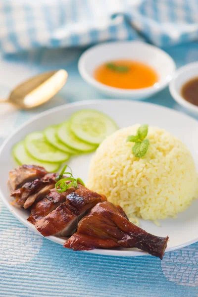 Canard rôti, style chinois, servi avec du riz cuit à la vapeur sur la table — Photo