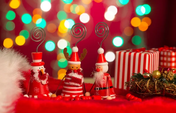 Elfos de Navidad, santa y muñeco de nieve juguete con luces de fondo — Foto de Stock