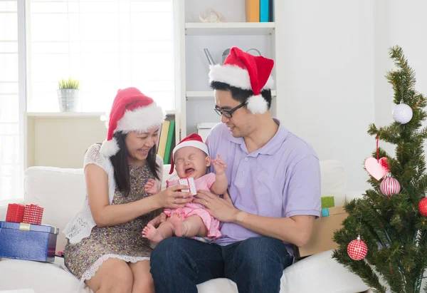 Familia celebrando la Navidad — Foto de Stock