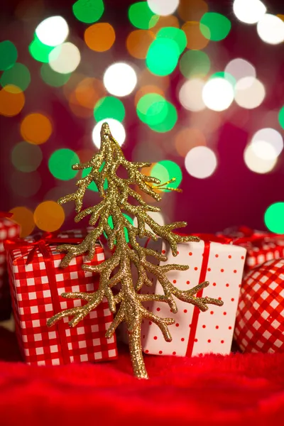 Kerstboom decoratie en geschenken op de achtergrond — Stockfoto