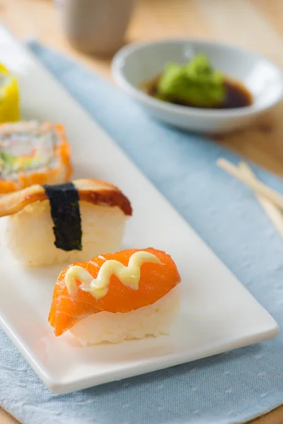 Olika sushi på en tallrik — Stockfoto