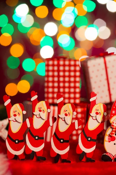 Juguete santa claus con regalos de Navidad en el fondo —  Fotos de Stock