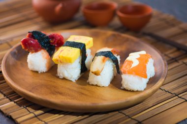 suşi ürün yelpazesine bir tabak üzerinde