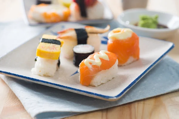Assortiment de sushi sur un plat — Photo