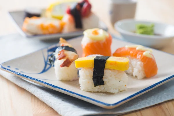 Sushi sortiment på en maträtt — Stockfoto