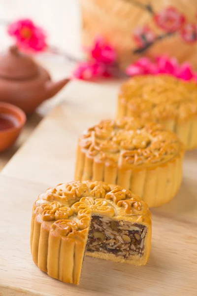 Bolo de lua e bule — Fotografia de Stock