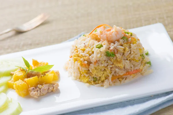 Kinesiska stekt ris eller nasi goreng populära rätter i Asien — Stockfoto