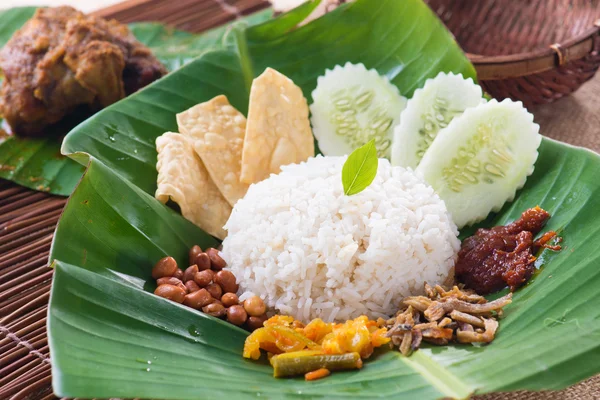 Nasi lemak, un plato tradicional de pasta de curry malayo servido en — Foto de Stock