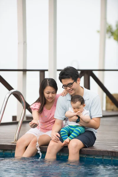 Feliz chino asiático familia jugando en la piscina — Foto de Stock