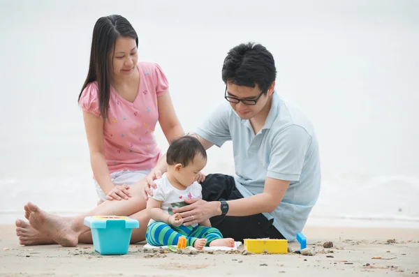 Szczęśliwe rodziny azjatyckie gra na plaży — Zdjęcie stockowe