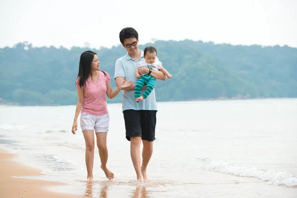 Retrato de asiático familia caminando en la playa — Foto de Stock