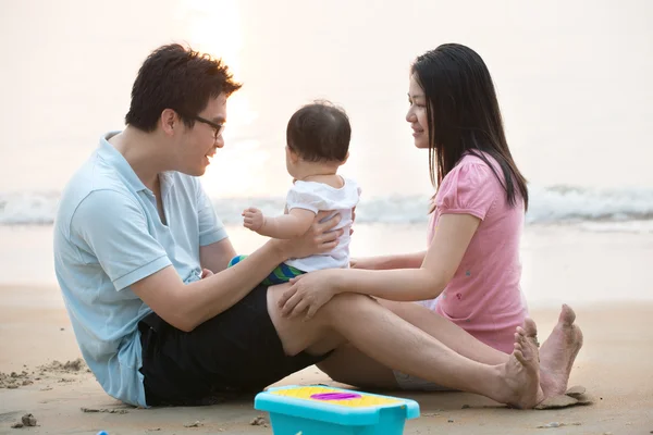 Happy Asian Family Playing on the beach — Stock Photo, Image