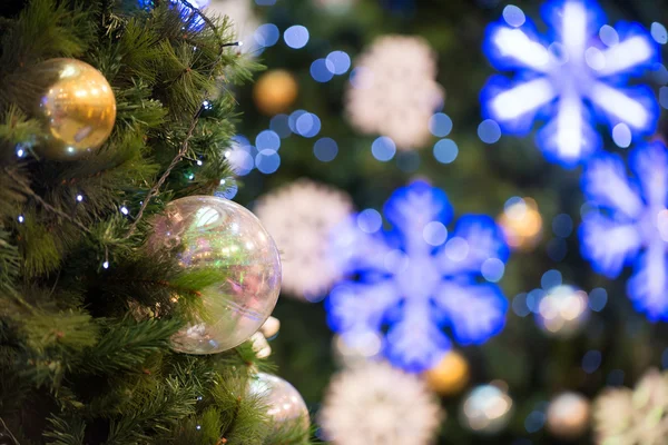 Kerstboom decoraties en achtergrond — Stockfoto