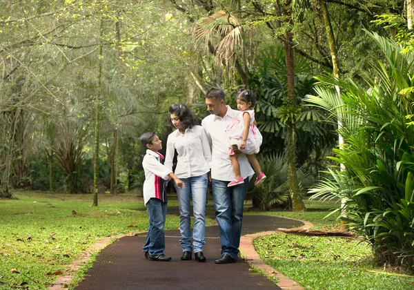 Familia india feliz caminando al aire libre en el parque — Foto de Stock
