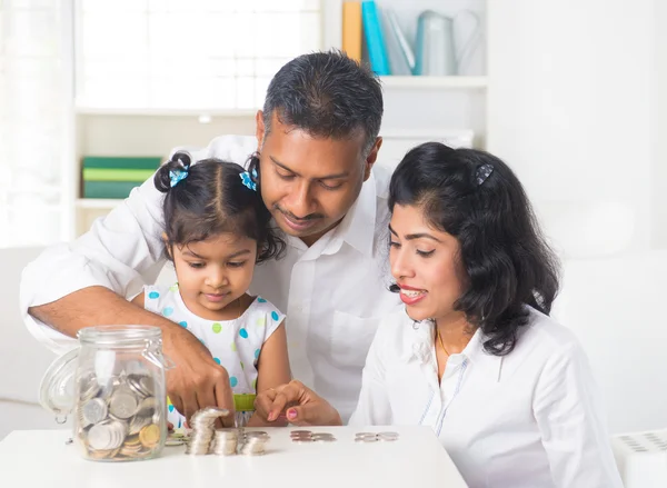 Famille indienne enseignant aux enfants sur l'épargne et la planification financière — Photo