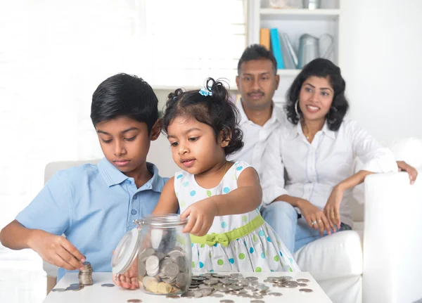 Familia india enseñando a los niños sobre ahorro y planificación financieraen —  Fotos de Stock
