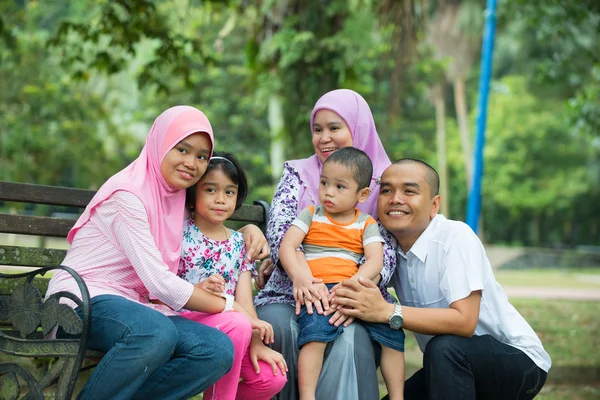 Famiglia malese divertirsi nel parco, persone malesi — Foto Stock