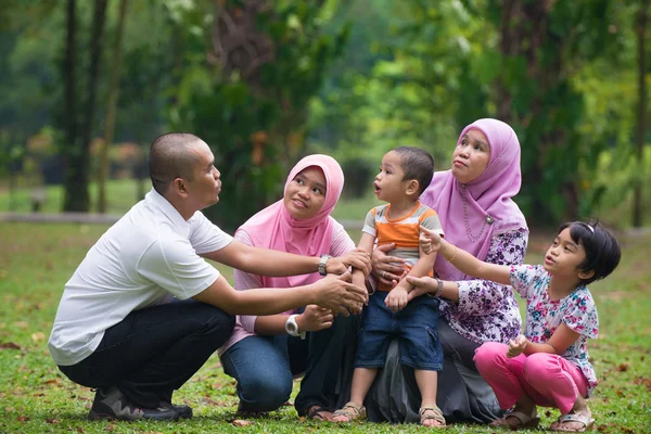 Familia malaya divirtiéndose en el parque, malayos — Foto de Stock