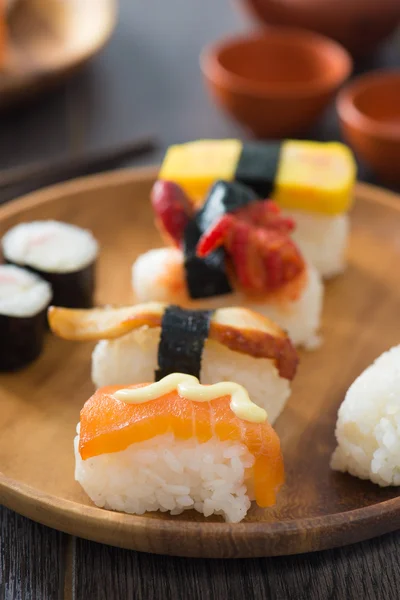 Verschillende sushi op plaat — Stockfoto