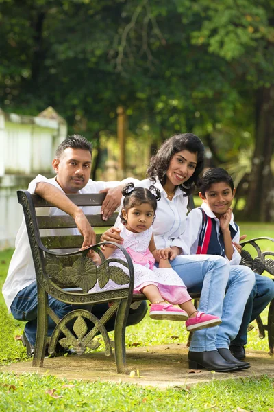 Famille indienne assise — Photo