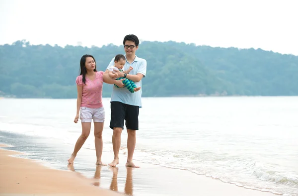 Asian family — Stock Photo, Image