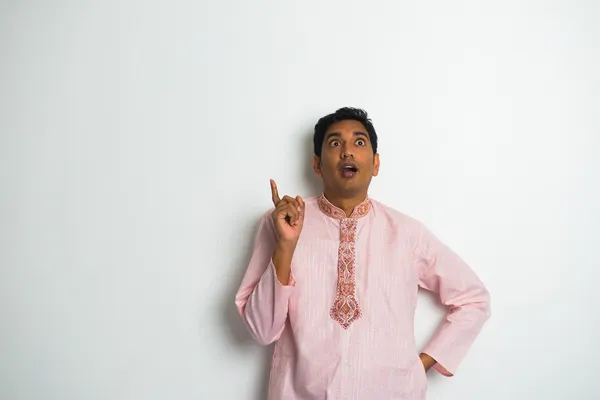 Шокированный индийский мужчина — стоковое фото