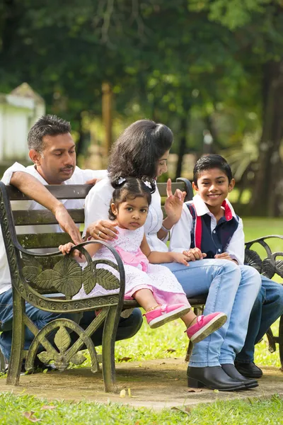Indisk familj i parken — Stockfoto