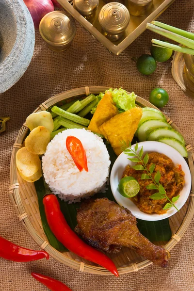 Indonezyjski smażony kurczak — Zdjęcie stockowe