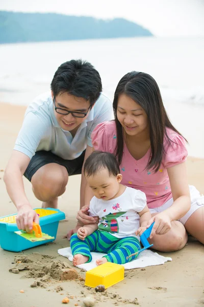 Famille sur la plage — Photo