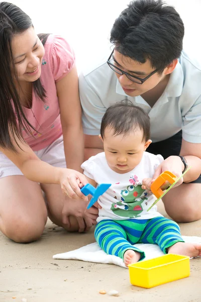 Family on the beach — Stock Photo, Image