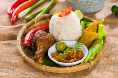 Endonezya kızarmış tavuk