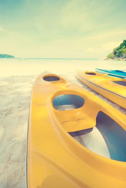 Kayak en una playa — Foto de Stock