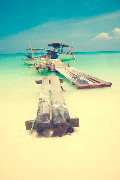 Muelle en una playa — Foto de Stock